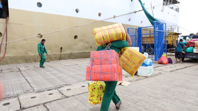 Seorang buruh pengangkut barang penumpang. Dok. Pelindo 4