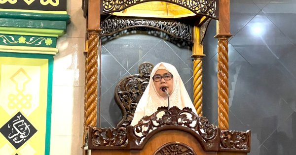 Rektor Majdah Ceramah Tarawih di Masjid Al Ikhlas: Akhlak Dalam Dunia Kerja