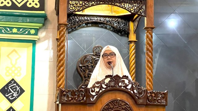 Rektor UIM, Dr Hj Majdah Muhyiddin Zain M.Si ceramah tarawih di Banta-bantaeng, Rabu (5/4). 
