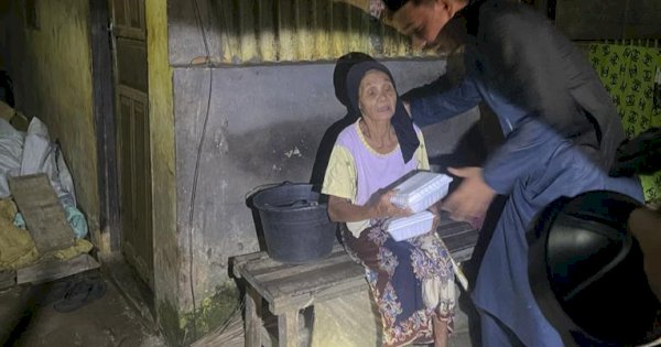 Ketua DPRD Makassar Berbagi Makanan Sahur di Lorong-Lorong