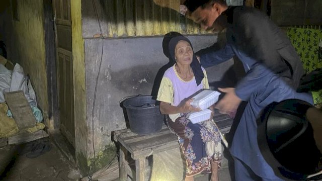 Ketua DPRD Makassar gerebek sahur di lorong-lorong, Jumat (7/4). Tim/Ist