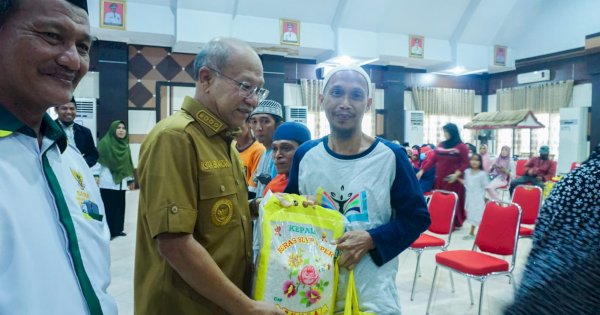 Jelang Lebaran, Bupati Jeneponto Serahkan Sembako Kepada Mustahik