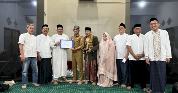Pemkot Makassar Serahkan Dana Hibah Dua Masjid di Kelurahan Bitowa