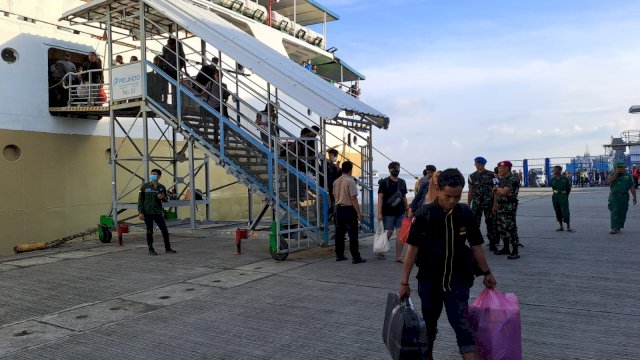 Arus penumpang kapal laut jelang lebaran. 