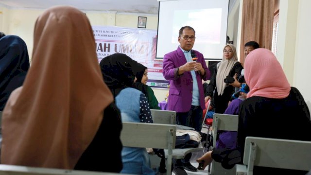 Moh Ramdhan Pomanto mendapat kesempatan khusus dalam acara Kuliah Umum mengenai Kepemimpinan dihadapan mahasiswa Institut Lamaddukelleng, Minggu, (07/05). 