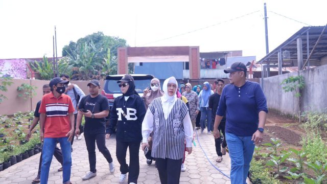 Ketua TP PKK Kota Makassar Indira Yusuf Ismail bersama Wakil Wali Kota Makassar Fatmawati Rusdi menyambangi Lorong Wisata (Longwis) Kyoto di Kecamatan Tamalate, Senin (01/05).