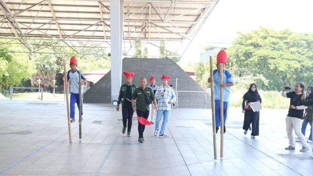 Lomba permainan tradisional egrang yang digelar oleh Dinas Kebudayaan (Disbud) di Tribun Karebosi, Minggu (19/3/2023).