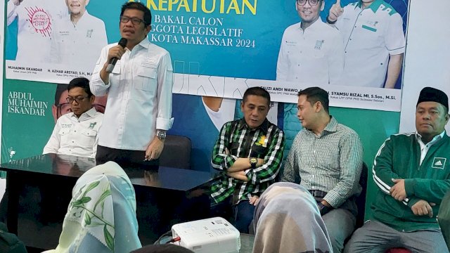 Ketua DPW PKB Sulsel, Azhar Arsyad memberikan sambutan pembukaan didampingi Deng Ical, Hengki Yasin, Fauzi Andi Wawo, Anwar Sadat, Kamis (4/5). 