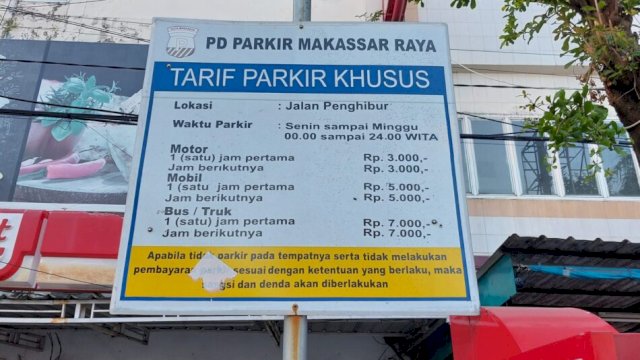 Papan bicara tarif parkir khusus di Jl Penghibur Makassar (lokasi depan MGH). HN