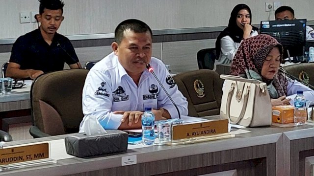 Abdul Rauf (kiri) dan Kasmiati (eks plt Kepsek SMAN 18 Bulukumba), serta Waris (baju hitam belakang) saat RDP di Komisi E, Rabu (31/5).