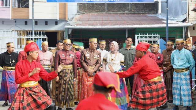 Fatmawati Rusdi mengikuti Upacara Peringatan Hari Pendidikan Nasional Tingkat Kota Makassar 2023, di SMPN 13 Makassar, Selasa (02/05).