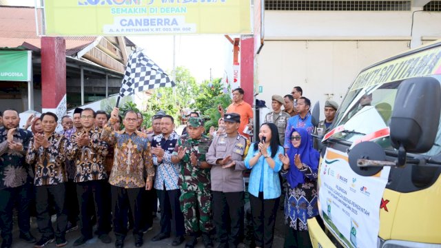 Pelepasan Penyaluran Cadangan Beras Pemerintah Bantuan Pangan 2023 oleh Wali Kota Moh Ramdhan Pomanto bersama Pimpinan Wilayah Perum Bulog Sulselbar Muhammad Imron Rosidi, di Lorong Wisata Canbera, Jalan AP Pettarani V, Kamis (11/05).