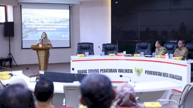 Wakil Wali Kota Makassar, Fatmawati Rusdi membuka secara resmi rapat koordinasi penanggulangan kemiskinan daerah (TKPKD) terkait percepatan penghapusan kemiskinan ekstrem di Kota Makassar yang berlangsung di Ruang Sipakalebbi, Balaikota Makassar, Selasa, (30/05).