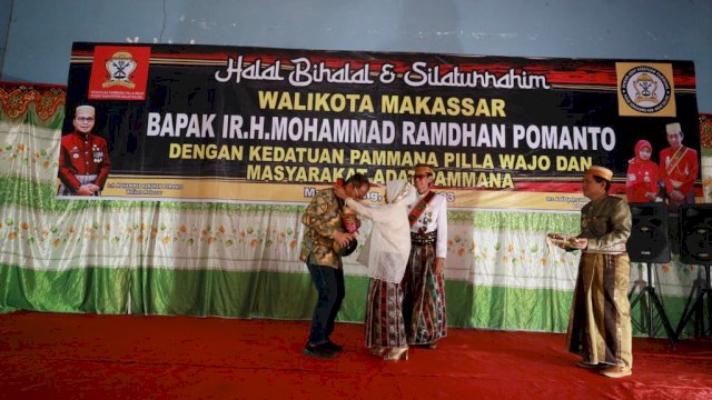 Pemberian Gelar Kehormatan kepada Danny Pomanto oleh Datu Pammana ke-44, Andi Syahrazad Datu Pallawarukka dan Permaisuri di Kelurahan Pammana, Kecamatan Pammana, Minggu, (07/05).