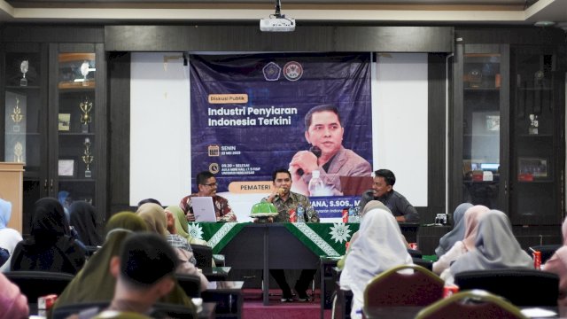 Diskusi dengan tema “Industri Penyiaran Indonesia Terkini” dengan narasumber Amin Shabana dari KPI Pusat dan Andi Muhammad Ilham dari KPID Sulsel yang dipandu oleh Syukri yang juga Kaprodi Ilmu Komunikasi Unismuh Makassar.