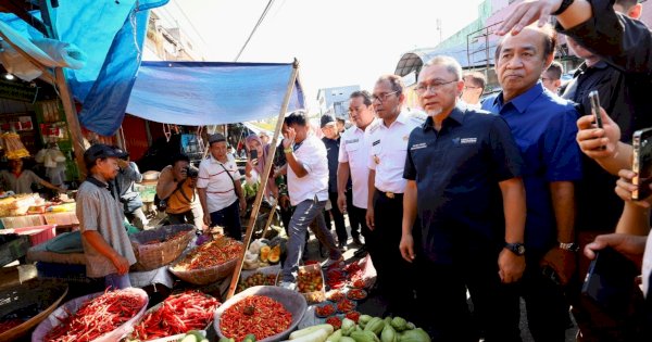 Zulkifli Hasan-Danny Pomanto ke Pasar Terong, Mendag: Harga Pangan Stabil dan Terlalu Murah