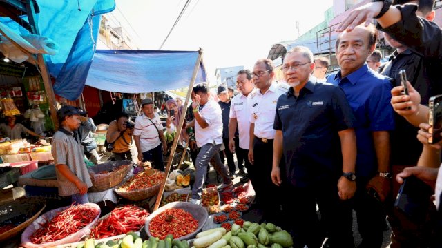 Mendag Zulkifli Hasan didampingi Wali Kota Makassar Moh Ramdhan Pomanto melakukan pemantauan harga di Pasar Terong, Makassar, Rabu, (03/05) lalu.