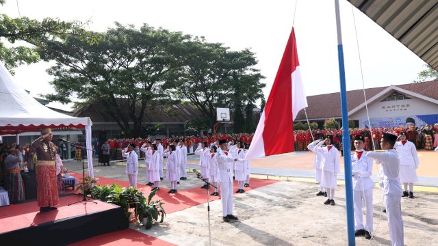 Moh Ramdhan Pomanto sebagai Pembina Upacara pada Peringatan Hari Pendidikan Nasional (Hardiknas) Tingkat Kota Makassar, di SMPN 13, Selasa, (02/05).