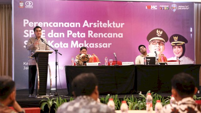Staf Ahli Bidang Hukum, dan Politik Pemerintah Kota Makassar, Andi Irwan Bangsawan membuka resmi kegiatan Monitoring, Evaluasi dan Pelaporan Pengembangan Ekosistem SPBE Kota Makassar, di Swissbell Hotel Pantai Losari, Kamis (11/05).