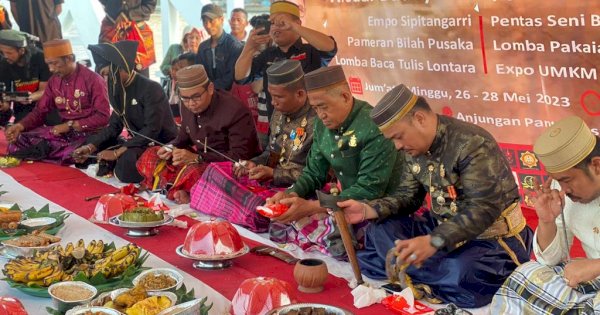 Rangkaian Gebyar Budaya, Disbud dan Pemerhati Benda Pusaka Lakukan Pencucian Senjata Pusaka