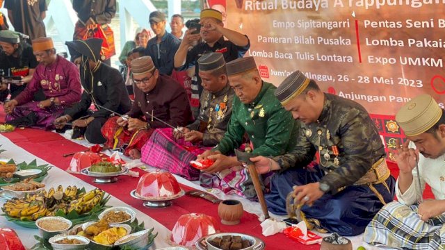 Rangkaian Gebyar Budaya, Disbud dan Pemerhati Benda Pusaka Lakukan Pencucian Senjata Pusaka