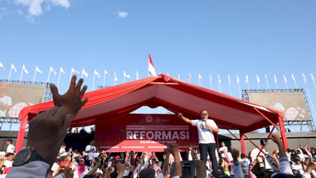 Danny Pomanto di sela-sela acara Jalan Sehat 25 Tahun Reformasi yang digelar oleh Aliansi Demokrasi Rakyat (ALDERA) di Anjungan Pantai Losari, Minggu, (28/05).