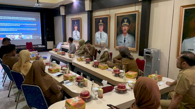 Disbud gelar rapat koordinasi dalam rangka persiapan pelaksanaan kegiatan Karnaval Budaya pada Rakernas APEKSI di ruang Audio Visual Museum Kota Makassar, Senin (08/05).