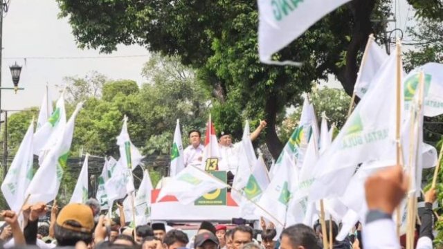 Ketum PBB Yusril Ihza Mahendra bersama rombongan saat mendaftarkan bacaleg di KPU RI, Sabtu (13/5/23). Foto:Official PBB