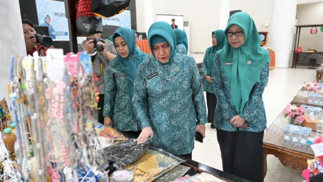 Ketua TP PKK Kota Makassar Indira Yusuf Ismail hadir dan membuka secara resmi pelatihan pemasaran produk di era digital, di Baruga Anging Mammiri Rujab Wali Kota Makassar, Selasa (09/05).
