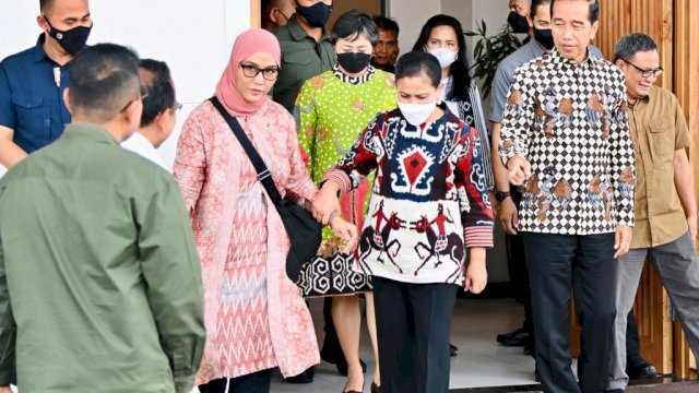 Presiden bersama ibu Negara menuju Labuan Bajo, Minggu (7/5). (BIRO PERS)