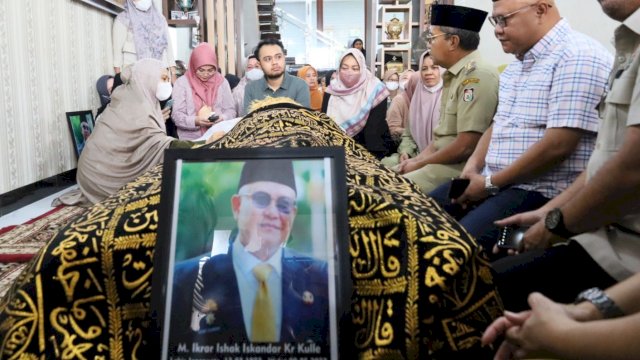 Ucapkan Belasungkawa, Wali Kota Danny Melayat di Kediaman Adik Bupati Jeneponto