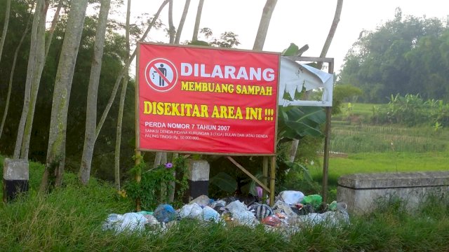 Sampah Menumpuk di Desa Sidorejo Bandongan Bukti Perda “Mandul”?&nbsp;