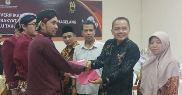 Kompak Pakai Baju Jawa, 50 Bacaleg PDI Perjuangan Resmi Mendaftar ke KPU Kab. Magelang