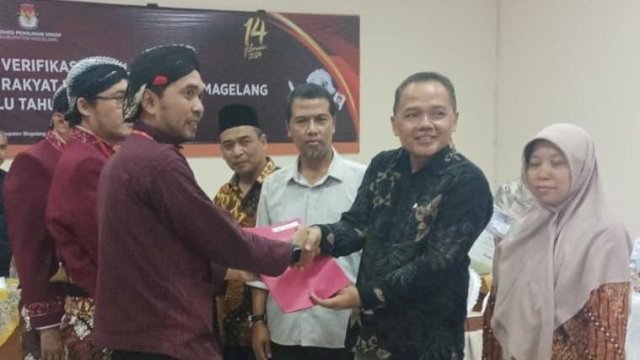 Kompak Pakai Baju Jawa, 50 Bacaleg PDI Perjuangan Resmi Mendaftar ke KPU Kab. Magelang