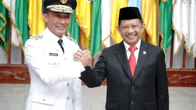 Prof Zudan salam komando dengen Mendagri. Dok. Humas BNPP