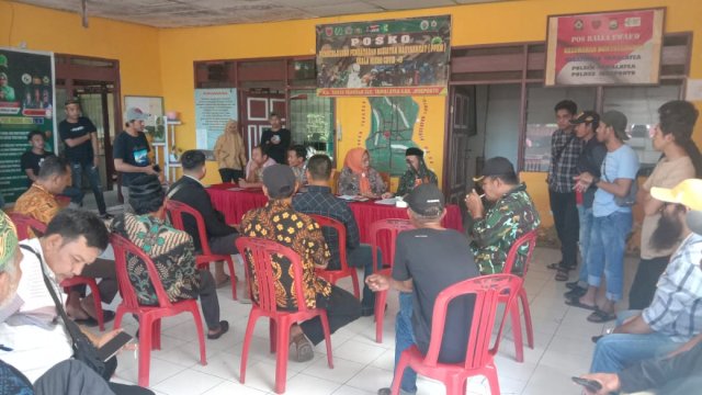 Warga mengadukan adanya dugaan pungli sertifikat prona di Kelurahan Bontotangnga, Kamis (11/5). Dok. Ist