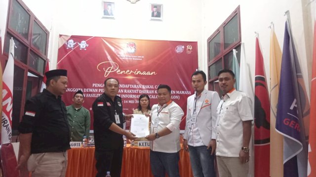 PKS mendaftarkan bacaleg ke KPU Mamasa, Jumat (12/5). 