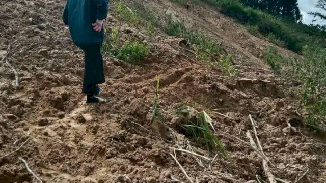 Dampak galian kontarktor akibatkan 4 desa terosolir, Jumat (12/5). (Dok. Jupran/HN)