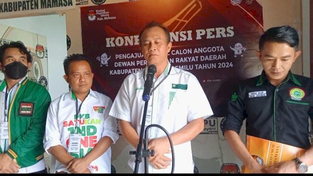 PKB Mamasa mendaftarkan bacaleg ke KPU, Sabtu (13/5). 