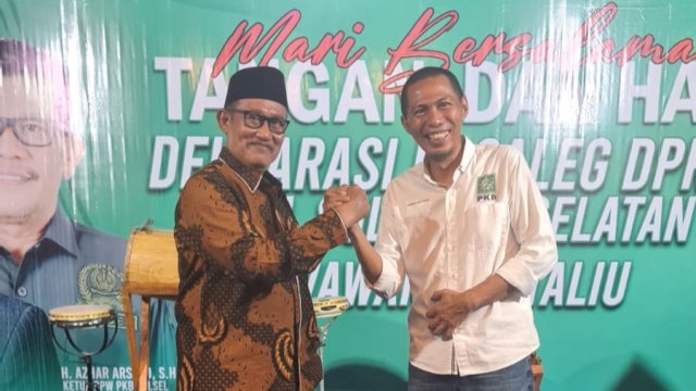 Puang Amure (kiri) salam komando dengan Wawan Mattaliu (kanan). Ist