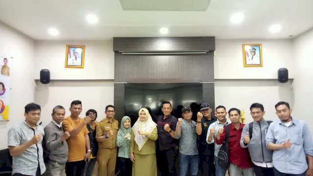 Kadis PU Makassar, Zuhalesi Zubir foto bersama awak media di ruang kerjanya, Senin (15/5). 