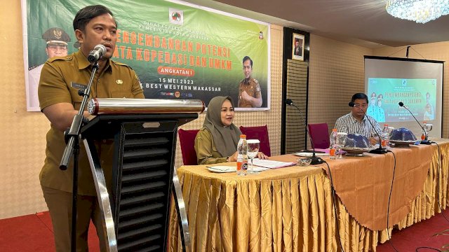 Kepala Dinas Koperasi dan UKM Kota Makassar membuka acara, Senin (15/5). 