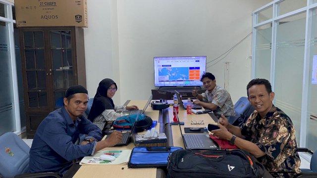 Foto: Kabid Pemerintahan dan Pembangunan Manusia Bappelitbangda Lutra (kemeja biru) dan Kepala Pusat Studi Kebencanaan Unhas (kemeja batik). 