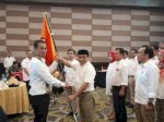 Ketum IKA Unhas Andi Amran Sulaiman Lantik Ketua IKA Unhas Kaltim Isradi Zaenal