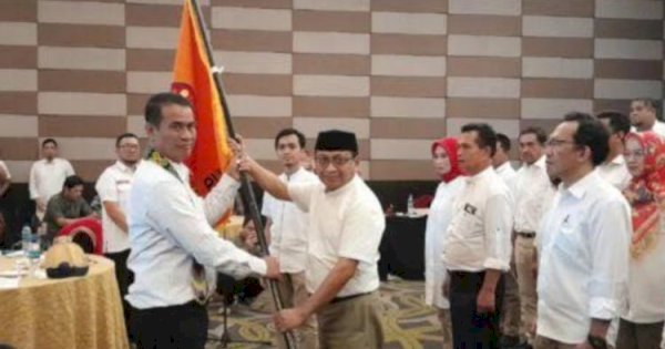 Ketum IKA Unhas Andi Amran Sulaiman Lantik Ketua IKA Unhas Kaltim Isradi Zaenal