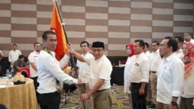 Ketum IKA Unhas, Andi Amran Sulaiman (AAS) melantik Ketua IKA Unhas Kaltim, Sabtu (20/5). Ist