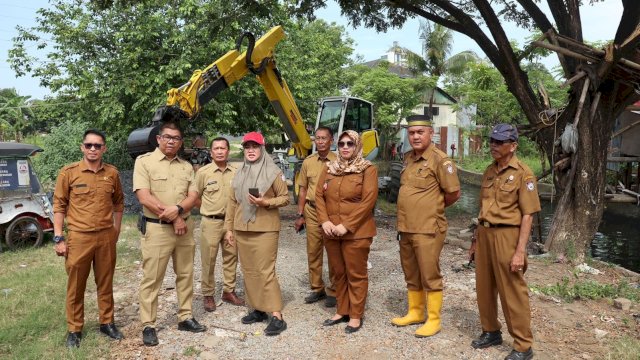 Kepala Dinas PU Makassar, Zuhaelsi Zubir (tengah) dengan jajarannya meninjau langsung pembersihan di saluran sekunder Adyaksa, Selasa (23/5). 
