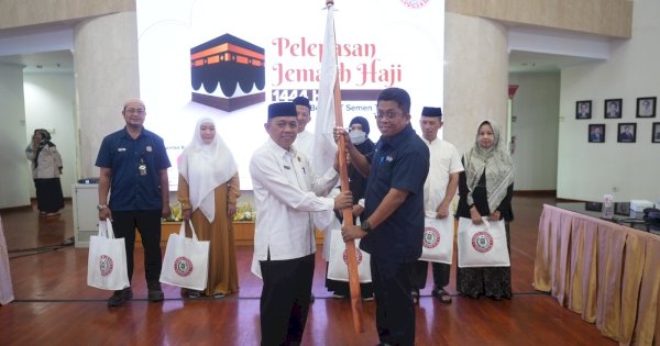 Haru, Plt Dirut Resmi Lepas 54 Jemaah Calon Haji Semen Tonasa