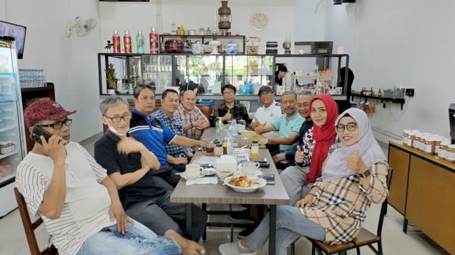 IKA SMPN 4 Makassar metangkan persiapan jalan santai silatnas, Jumat (26/5). Ist