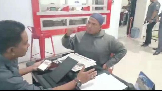 Rasyid (kanan) memberikan klarifikasi di Kantor Perumda Parkir Makassar Raya. 